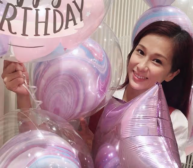 45歲香港著名凍齡女神宣布復出，曬近照皮膚白皙，幾乎看不到毛孔
