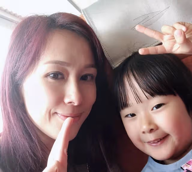 45歲香港著名凍齡女神宣布復出，曬近照皮膚白皙，幾乎看不到毛孔