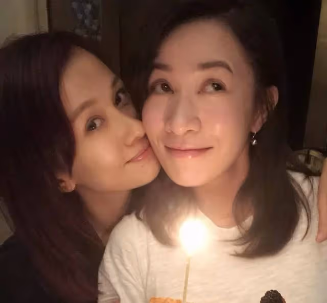 45歲香港著名凍齡女神宣布復出，曬近照皮膚白皙，幾乎看不到毛孔