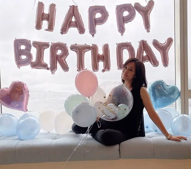 45歲香港著名凍齡女神宣布復出，曬近照皮膚白皙，幾乎看不到毛孔