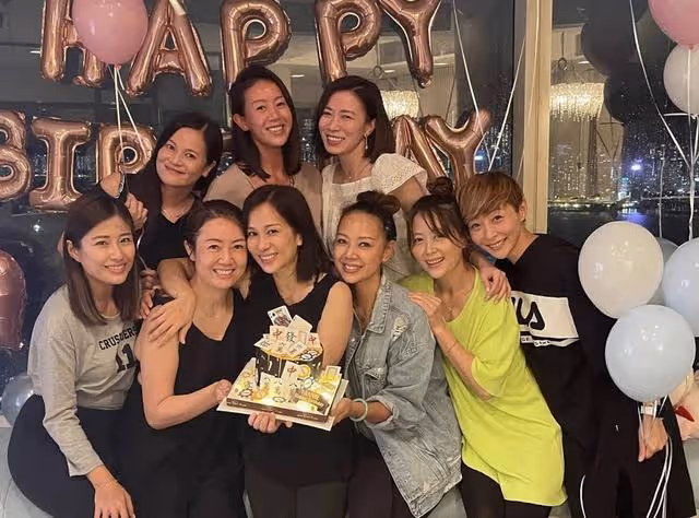 45歲香港著名凍齡女神宣布復出，曬近照皮膚白皙，幾乎看不到毛孔