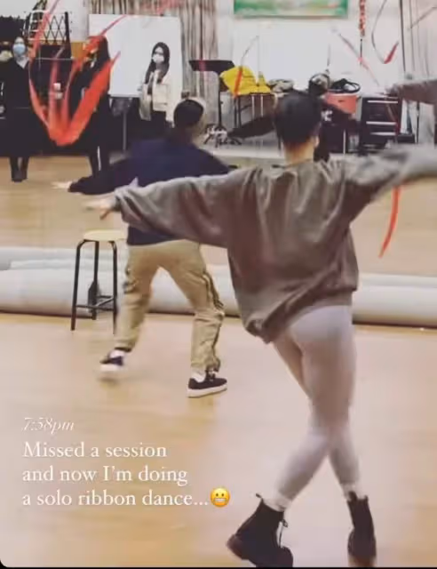 鍾麗緹大女兒曬練舞視頻,穿緊身褲秀腿部曲線,微胖身材被贊完美