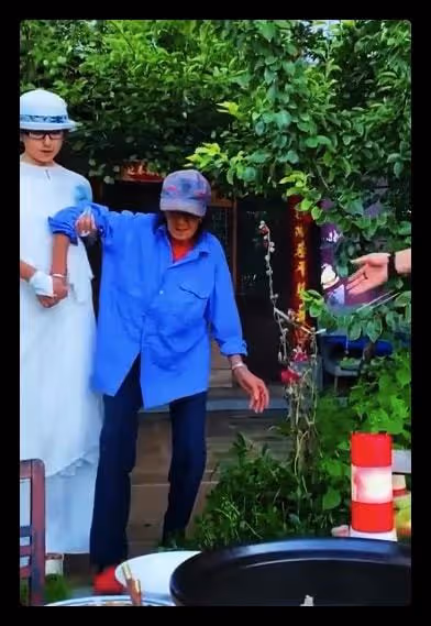 63歲楊麗萍罕穿休閒裝,淡妝露面五官太精緻,皮膚白裡透紅保養佳