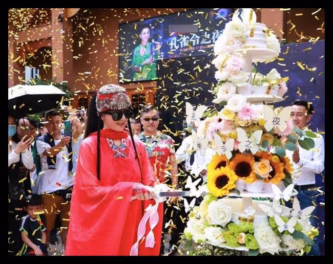 63歲楊麗萍罕穿休閒裝,淡妝露面五官太精緻,皮膚白裡透紅保養佳