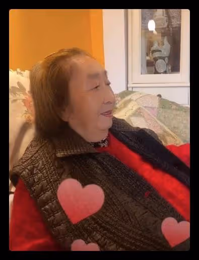 彭玉低調慶89歲生日，鼻頭上抹蛋糕打扮喜慶，眾親友現身場面熱鬧