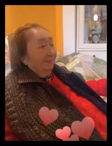 彭玉低調慶89歲生日，鼻頭上抹蛋糕打扮喜慶，眾親友現身場面熱鬧