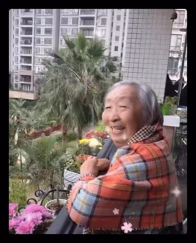 彭玉低調慶89歲生日，鼻頭上抹蛋糕打扮喜慶，眾親友現身場面熱鬧