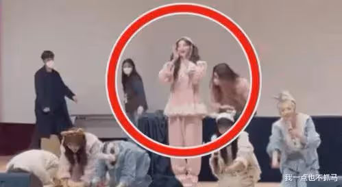 當紅女愛豆沒給粉絲「下跪」、韓國女團不雅手勢被罵,這群人怎麼這麼玻璃心?