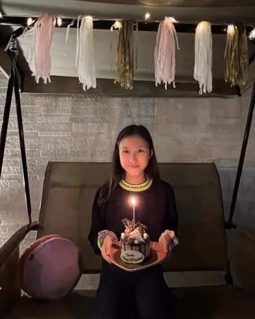 郭可盈曬全家福為女兒慶生，12歲津津清秀甜美很有氣質，還是學霸