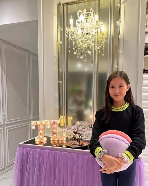 郭可盈曬全家福為女兒慶生，12歲津津清秀甜美很有氣質，還是學霸