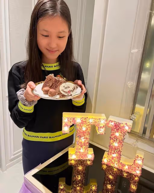 郭可盈曬全家福為女兒慶生，12歲津津清秀甜美很有氣質，還是學霸