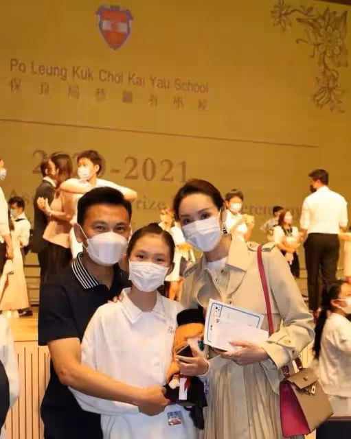郭可盈曬全家福為女兒慶生，12歲津津清秀甜美很有氣質，還是學霸