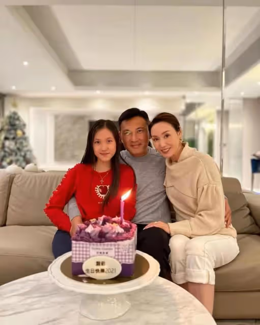 郭可盈曬全家福為女兒慶生，12歲津津清秀甜美很有氣質，還是學霸