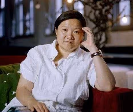 一婚拿綠卡,二婚嫁陳凱歌,四婚嫁裝修工人,洪晃的依靠在哪兒?