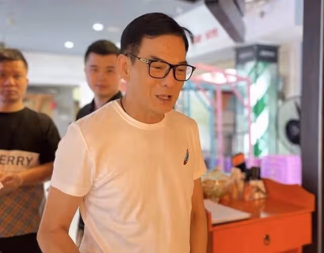 香港著名老戲骨北上賺錢,在內地開公司當老闆,已經半年沒回家