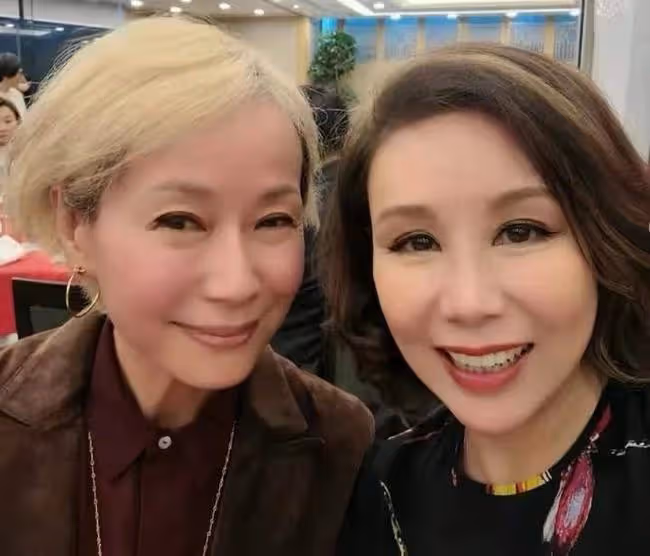55歲關秀媚淡妝出鏡似少女,以性感出名因酒駕入獄,晚年生活多彩