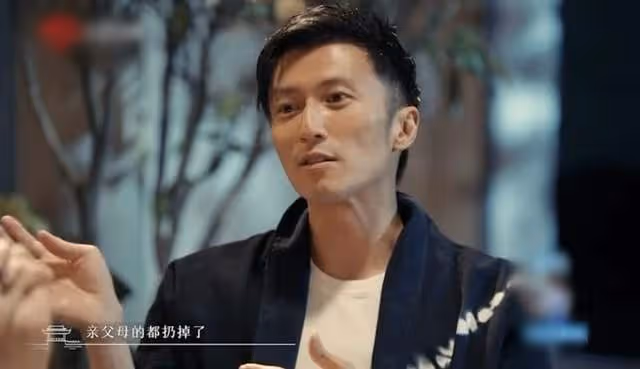 謝霆鋒罕聊70歲母親，稱狄波拉幼年去泰國賣髮夾，被棄養拒絕尋親