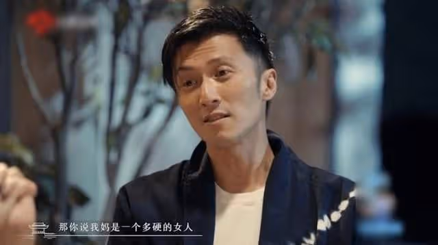 謝霆鋒罕聊70歲母親，稱狄波拉幼年去泰國賣髮夾，被棄養拒絕尋親