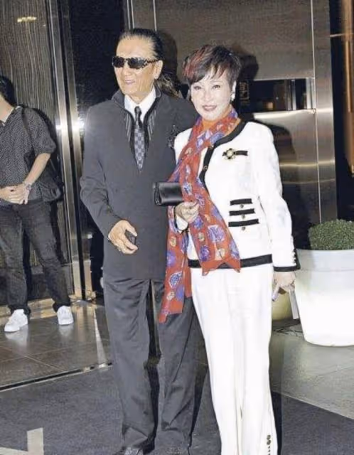 謝霆鋒罕聊70歲母親，稱狄波拉幼年去泰國賣髮夾，被棄養拒絕尋親