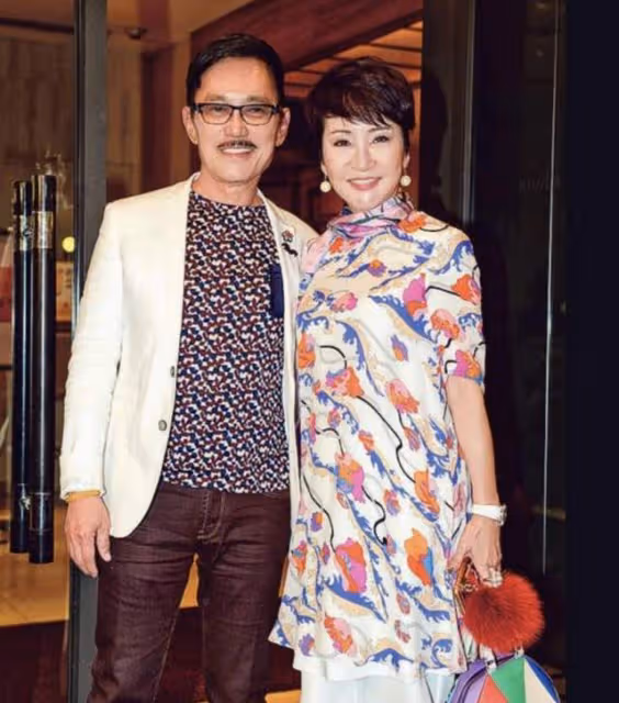謝霆鋒罕聊70歲母親，稱狄波拉幼年去泰國賣髮夾，被棄養拒絕尋親