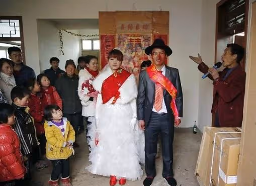 女子離婚改嫁,20年後兒子結婚送來16萬,前夫嘆說:你過得不好呀