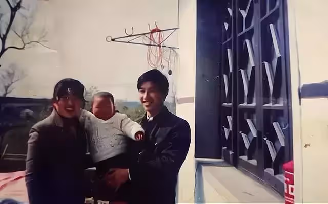 夫妻做苦力供養養女攻讀博士,24年後親生父母拿200萬認親,她果斷拒絕:我不願意拿上你們的錢趕緊走