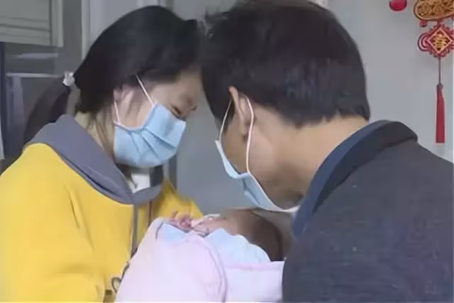 夫妻做苦力供養養女攻讀博士,24年後親生父母拿200萬認親,她果斷拒絕:我不願意拿上你們的錢趕緊走