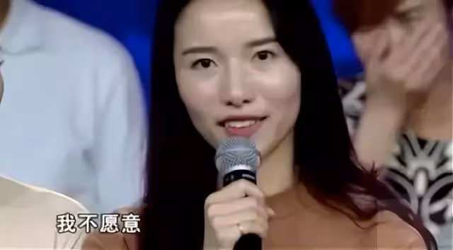 夫妻做苦力供養養女攻讀博士,24年後親生父母拿200萬認親,她果斷拒絕:我不願意拿上你們的錢趕緊走