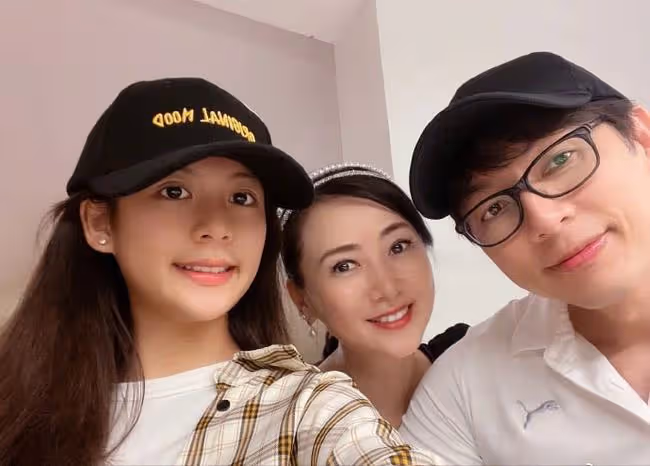 翁虹罕曬14歲女兒,小水晶穿抹胸裙仙氣十足,母女同框如同姐妹