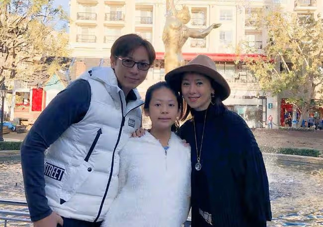 翁虹罕曬14歲女兒,小水晶穿抹胸裙仙氣十足,母女同框如同姐妹