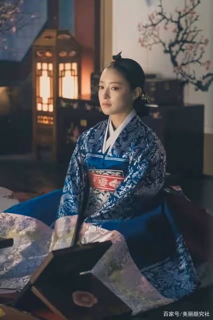 別吐槽她牙齒了，明明臉很美啊！