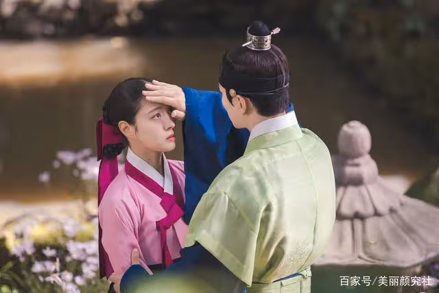 別吐槽她牙齒了，明明臉很美啊！