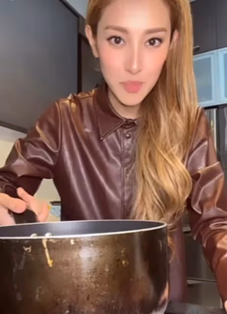 鄭嘉穎妻子家產15億仍勤儉持家!用殘舊鍋煮麵,出門坐2元公交車