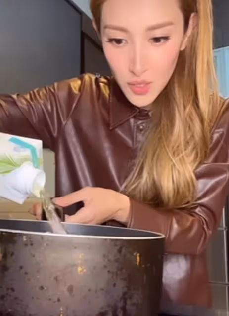 鄭嘉穎妻子家產15億仍勤儉持家!用殘舊鍋煮麵,出門坐2元公交車