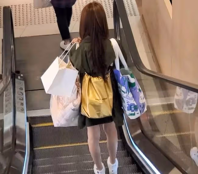 鄭嘉穎妻子家產15億仍勤儉持家!用殘舊鍋煮麵,出門坐2元公交車