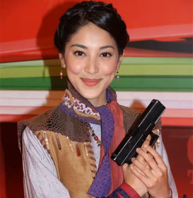 鄭嘉穎妻子家產15億仍勤儉持家!用殘舊鍋煮麵,出門坐2元公交車