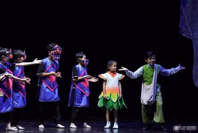 劉燁曬兒女話劇照,11歲諾一眼神深邃現表演天賦,妹妹高顏值搶眼