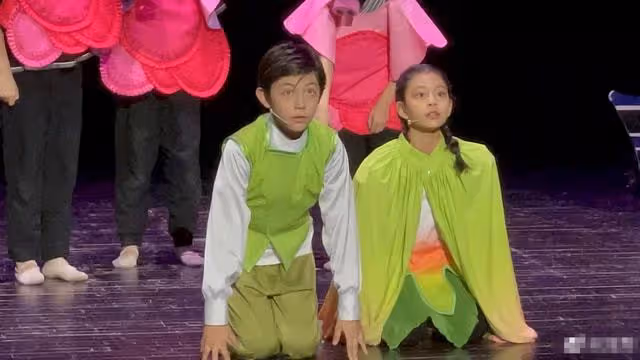 劉燁曬兒女話劇照,11歲諾一眼神深邃現表演天賦,妹妹高顏值搶眼