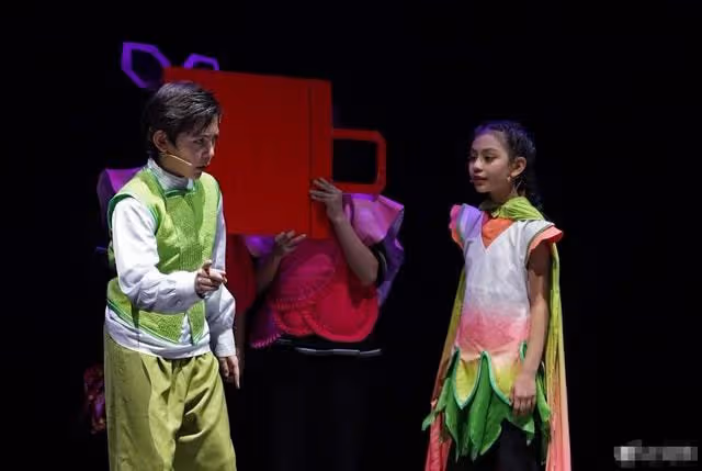 劉燁曬兒女話劇照,11歲諾一眼神深邃現表演天賦,妹妹高顏值搶眼