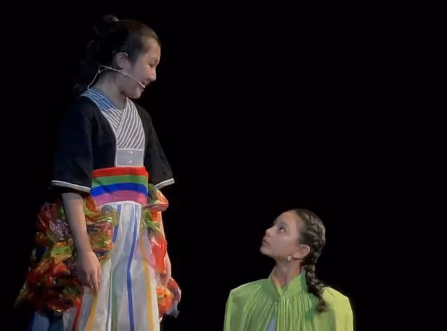 劉燁曬兒女話劇照,11歲諾一眼神深邃現表演天賦,妹妹高顏值搶眼