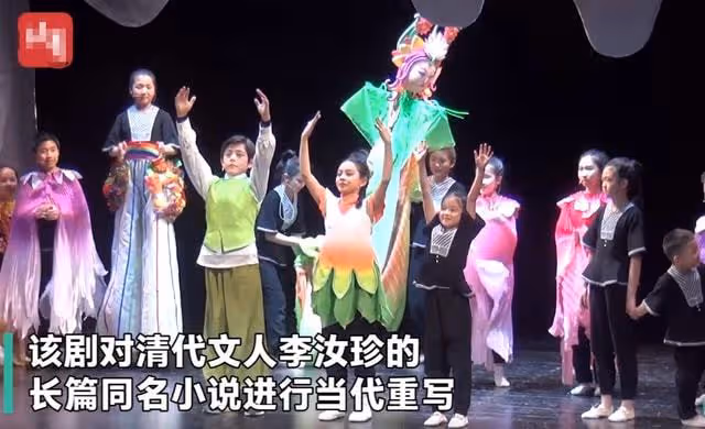 劉燁曬兒女話劇照,11歲諾一眼神深邃現表演天賦,妹妹高顏值搶眼