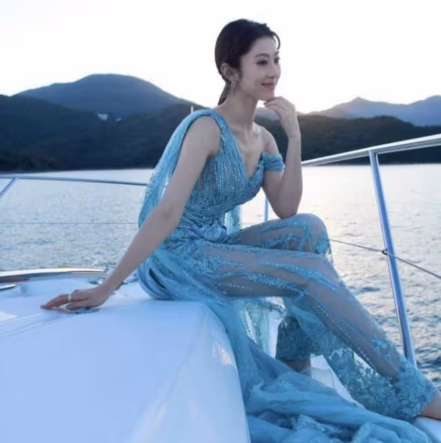 恭喜!33歲TVB人氣女星風光出嫁,戴6對黃金龍鳳鐲盡顯富貴