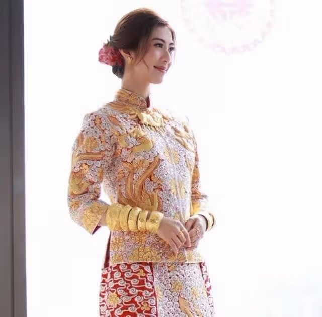 恭喜!33歲TVB人氣女星風光出嫁,戴6對黃金龍鳳鐲盡顯富貴