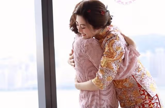 恭喜!33歲TVB人氣女星風光出嫁,戴6對黃金龍鳳鐲盡顯富貴