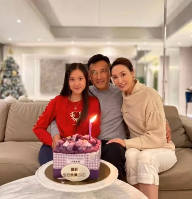好溫馨!香港知名男星12歲愛女生日,一家三口於豪宅內一同慶祝