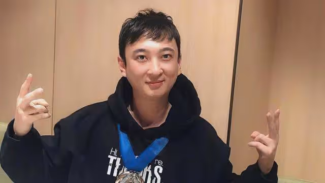 王思聰直播首秀,土豪狂送火箭,自稱不缺錢依然有人送禮物