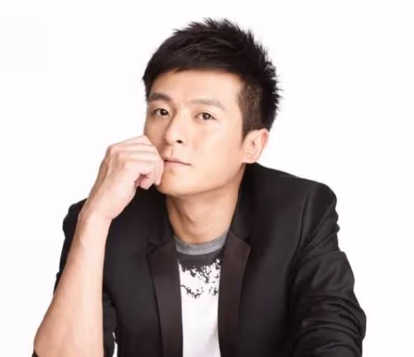 42歲朱雨辰至今仍單身，曾與姜妍等人戀愛，都被朱母無情拆散