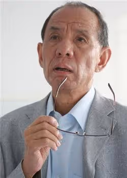 魏宗萬:工資55塊娶房東女兒,83歲仍住出租屋,放話一生不接廣告