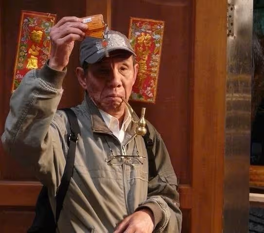 魏宗萬:工資55塊娶房東女兒,83歲仍住出租屋,放話一生不接廣告