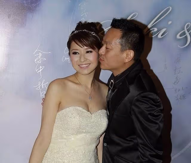 37歲港姐甜心慶祝結婚12周年，退圈創立護膚品牌，已成三孩之母